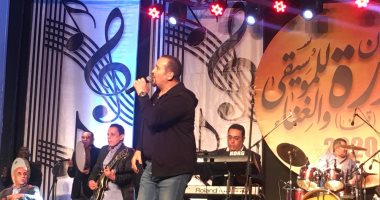 هشام عباس يحيي حفله بمهرجان دندرة للموسيقى والغناء بأغنية "متبطليش"