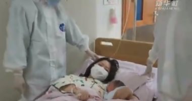 صينيون يشكلون فريقا لنقل الحوامل إلى غرف الولادة بمستشفيات ووهان.. فيديو