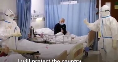 ممرضة صينية تغني مقطوعة موسيقية لمريضة بعد تعافيها من كورونا في ووهان.. فيديو