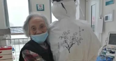 مسنة صينية ترسم زهرة على بدلة ممرضة بعد شفائها من فيروس كورونا.. فيديو