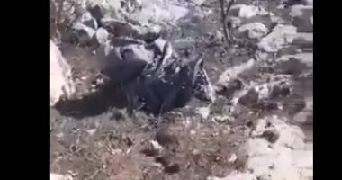 شاهد اللقطات الأولية لحطام الطائرة الحربية السورية بعد إسقاطها فى إدلب
