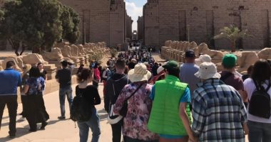 صور.. السياح الأجانب يتوافدون على المعابد الفرعونية شرق وغرب الأقصر