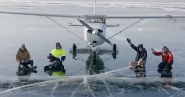 "فيديو يحبس الأنفاس".. لحظة هبوط طائرة فوق بحيرة بايكال المتجمدة فى روسيا