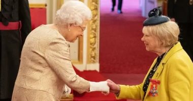 فيديو ..ملكة بريطانيا ترتدى قفازات خوفا من تفشى فيروس كورونا فى القصر الملكى