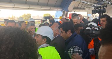 وزير النقل يطالب بوضع تصور لتذكرة موحدة لاستقلال المترو والقطار المكهرب