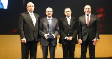تكريم محمد شاكر وزير الكهرباء باحتفالية bt100 السنوية