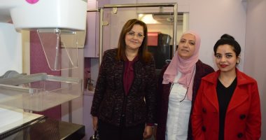 وزيرة التخطيط تتفقد موقع الوحدة المتنقلة لمبادرة صحة المرأة المتواجدة بمقر الوزارة 