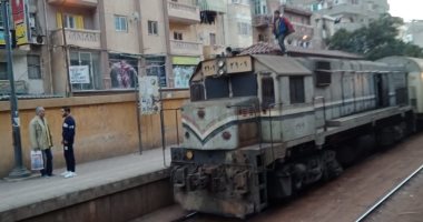 صور وابعت.. قارئ يرصد صعود ركاب على سطح قطار أبو قير بالإسكندرية