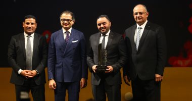 احتفالية bt100 تمنح جائزة لمجموعة العتال تسلمها أحمد العتال