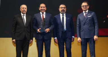 احتفالية bt100 تمنح جائزة لـ"DHL اكسبريس مصر" ويتسلمها أحمد الفنجرى
