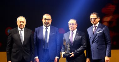 احتفالية bt100 تمنح جائزة لمجموعة المتحدة للصيادلة ويتسلمها محمد جلال