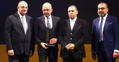 احتفالية bT100 تمنح جائزة للدكتور هشام حسين رئيس شركة Digi Print