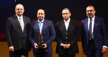 احتفالية bt100 تمنح جائزة لمحمد البدويهى مدير عام شركة المئوية للإعلان