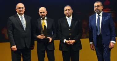 bt100 تمنح جائزة لخالد الطوخى رئيس أمناء جامعة مصر للعلوم والتكنولوجيا