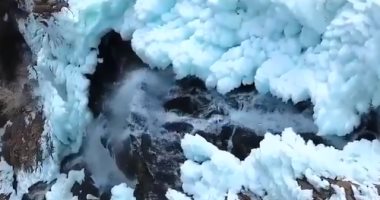 برودة الجو تحول شلالا إلى جليد فى وادى أوجدين بولاية يوتا الأمريكية.. فيديو
