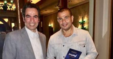 الهضبة والسياسة.. أحمد المسلماني يهدي عمرو دياب كتابه "أمة في خطر"