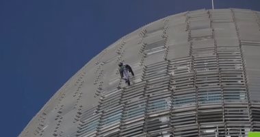 شاهد.. سبايدرمان الفرنسى يتسلق قمة مبنى ارتفاعه 38 طابقا فى برشلونة