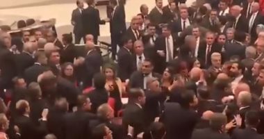 فيديو.. شجار بالأيدى فى البرلمان التركى بسبب مشروع قانون "حراس الليل"
