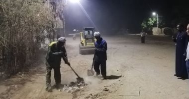 حملة نظافة ليلة لرفع الأتربة والمخلفات الصلبة بشوارع مدينة إسنا جنوب الأقصر