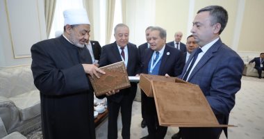رئيس أوزباكستان يهدى الإمام الأكبر مخطوطًا نادراً من كتاب "الهداية" للميرغنانى