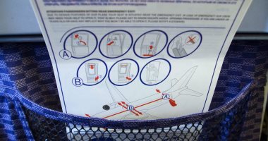 3 أماكن فى الطائرة تجنب لمسها.. "جيوب المقاعد أكثر تلوثًا من المرحاض"