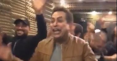 حكيم يرقص مع فرقته على أنغام أغنية "رقصونى" بتيك توك ..فيديو