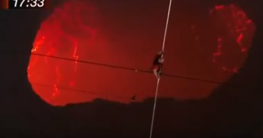 31 دقيقة فوق النار.. مغامر أمريكى يسير أعلى بركان نشط بنيكاراجوا "فيديو"