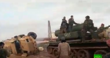 دبابة سورية تجر مصفحة تركية بعد فرار الجنود منها خلال معركة عسكرية..فيديو
