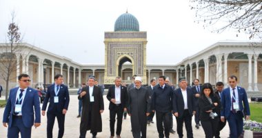 شيخ الأزهر يزور قبر "الإمام البخارى" ويلتقى طلاب أوزباكستان.. صور