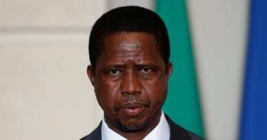 رئيس زامبيا يتعرض لدوار أثناء مناسبة رسمية.. والتليفزيون يقطع البث المباشر