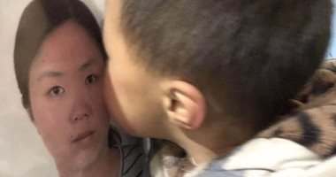 "ميعرفش إنها ماتت"..طفل يُقبل صورة والدته فى جنازتها بعد وفاتها فى حادث سير