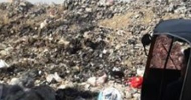 تراكم القمامة أمام مدرسة صلاح الدين الابتدائية في عزبة الهجانة