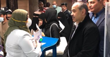 وزير الطيران يتابع إجراءات الفحص الطبى على الركاب بمطار القاهرة.. صور