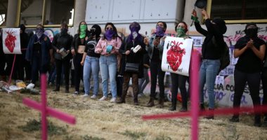 قبل 24 ساعة من اليوم العالمى للمرأة.. سيدات المكسيك يتظاهرن بـ"الأوانى" ضد قتل النساء