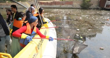 وزيرة البيئة تقود حملة لتنظيف نهر النيل من المخلفات.. صور 