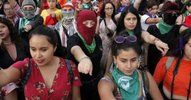 نساء أمريكا اللاتينية يتجاهلن منع التجمعات بسبب كورونا ويتظاهرن ضد العنف الجنسى