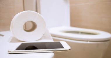 استخدام الهاتف فى المرحاض؟ كيف يمكن أن يضر بصحتك ببطء