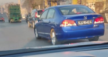 امسك مخالفة.. قارئ يشارك صورة سيارة بدون لوحات معدنية على طريق الأتوستراد