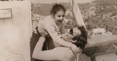 رانيا محمود ياسين تحيى ذكرى أربعين والدها بصورة نادرة من الطفولة