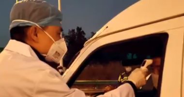 "لمواجهة كورونا".. أطباء يتمركزون على الطرق للكشف على مستقلى السيارات بالصين