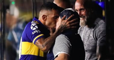 تيفيز يحتفل بلقب الدوري الأرجنتيني بقبلة على شفاة مارادونا وسجدة.. صور