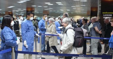 شاهد كيف يتم فحص الأفواج السياحية بمطار الأقصر  بعد اكتشاف حالات مصابة بكورونا