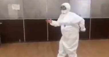 كورونا جننها.. طبيبة ترقص على "صائدو الأشباح" خلال فحص مسافرين بمطار روسى