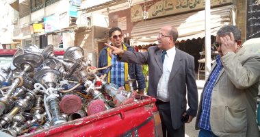 رئيس حى الزيتون يصادر الشيش بالمقاهى لمواجهة كورونا.. صور وفيديو