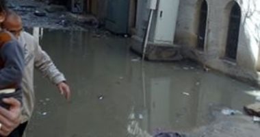 مياه الصرف الصحى تحاصر أهالى شارع رئيسى فى بشتيل