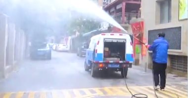 عمليات تطهير واسعة للشوارع الصينية باستخدام طائرات مصغرة وسيارات عملاقة.. فيديو
