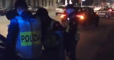 الشرطة الإيطالية تضع نقاط تفتيش بشوارع ميلانو للكشف عن مصابى كورونا.. فيديو