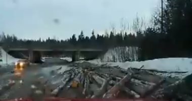 فيديو للحظة انقلاب شاحنة محملة بجذوع الأشجار على أحد الطرق فى روسيا
