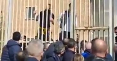 سجناء يتسلقون أبواب السجن اعتراضا على تدابير مكافحة كورونا بإيطاليا.. فيديو