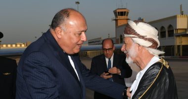 وزير الخارجية يصل إلى سلطنة عمان حاملا رسالة من الرئيس السيسى.. صور